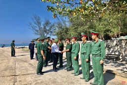 Phó Trưởng Đoàn ĐBQH tỉnh Thanh Hóa Mai Sỹ Diến viếng Nghĩa trang liệt sĩ Đảo Mê