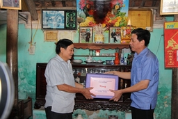 Phó Chủ tịch HĐND tỉnh  Phạm Bá Oai,  thăm, tặng quà các gia đình chính sách huyện Yên Định