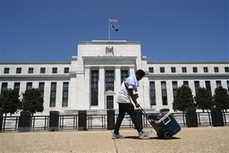 Quan chức Mỹ: Fed cần duy trì lãi suất gần 0% trong ba năm tới