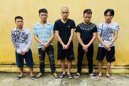 Bắt 5 đối tượng cướp xe máy trên đường Hồ Chí Minh