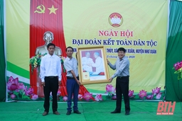 Trưởng Ban quản lý KKT Nghi Sơn và các Khu công nghiệp dự Ngày hội Đại đoàn kết toàn dân tộc tại huyện Như Xuân