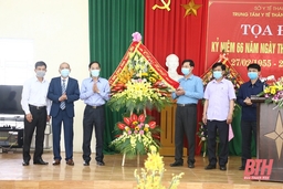 Phó Chủ tịch UBND tỉnh Đầu Thanh Tùng chúc mừng Ngày Thầy thuốc Việt Nam tại Trung tâm Y tế TP Sầm Sơn