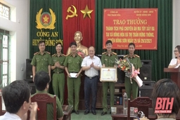Trao thưởng cho Công an huyện Đông Sơn vì thành tích phá chuyên án ma tuý