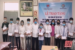 Trao tặng học bổng đỡ đầu cho trẻ em mồ côi tỉnh Thanh Hóa