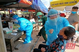 Xét nghiệm sàng lọc bằng test nhanh tại chợ xã Nghi Sơn, thị xã Nghi Sơn