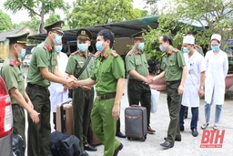 Tặng quà CBCS Bệnh viện Công an tỉnh nhận nhiệm vụ chi viện phòng, chống dịch COVID-19 tại TP Hồ Chí Minh