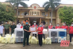 Hội Chữ thập đỏ huyện Cẩm Thủy trao quà cho khu cách ly tập trung