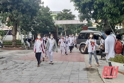 Hơn 300 cán bộ, nhân viên, sinh viên Trường Cao đẳng Y tế Thanh Hóa hỗ trợ thị xã Nghi Sơn test nhanh sàng lọc COVID-19