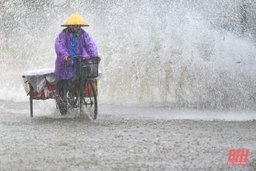 Nhiều tuyến đường tại TP Thanh Hóa ngập trong nước vì trận mưa lớn lúc giữa trưa