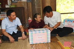 Trưởng ban Tuyên giáo Tỉnh ủy Đào Xuân Yên viếng nghĩa trang liệt sỹ và thăm, tặng quà gia đình chính sách huyện Lang Chánh