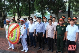 Trưởng Ban Nội chính Tỉnh uỷ Nguyễn Ngọc Tiến viếng nghĩa trang liệt sĩ và thăm, tặng quà đối tượng chính sách huyện Mường Lát