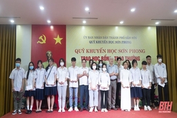 Quỹ Khuyến học Sơn Phong trao thưởng cho giáo viên, học sinh đạt thành tích xuất sắc năm học 2021 - 2022