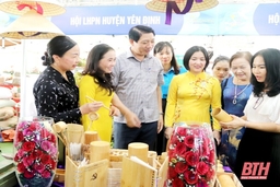 Phó Chủ tịch UBND tỉnh Lê Đức Giang kiểm tra trưng bày gian hàng Ngày phụ nữ sáng tạo - khởi nghiệp 2022