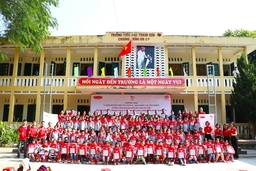 Dai-ichi Life Việt Nam tặng quà khuyến học cho trẻ  có hoàn cảnh khó khăn tại Thanh Hóa
