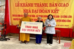 Trao tiền hỗ trợ làm nhà đại đoàn kết cho các hộ nghèo huyện Nông Cống