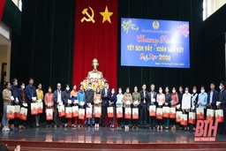 Phó Chủ tịch Tổng LĐLĐ Việt Nam Ngọ Duy Hiểu chung vui “Tết sum vầy - Xuân gắn kết” với người lao động trên địa bàn huyện Thiệu Hóa