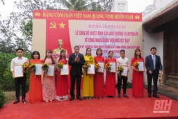 Thọ Xuân công bố quyết định công nhận đảng viên mới nhân dịp kỷ niệm 93 năm thành lập Đảng