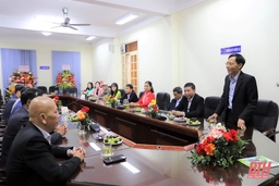 Phó Chủ tịch UBND tỉnh Đầu Thanh Tùng thăm, chúc mừng các đơn vị y tế nhân Ngày Thầy thuốc Việt Nam