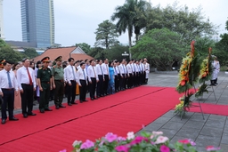 Đoàn đại biểu Tỉnh ủy, HĐND, UBND, Ủy ban MTTQ tỉnh dâng hương tưởng niệm Chủ tịch Hồ Chí Minh, Mẹ Việt Nam Anh hùng và các Anh hùng liệt sĩ