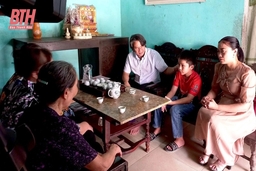 Trao kinh phí đỡ đầu 22 trẻ mồ côi đặc biệt khó khăn trên địa bàn huyện Đông Sơn