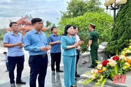 Trưởng Ban Dân vận Tỉnh ủy, Chủ tịch Ủy ban MTTQ tỉnh viếng nghĩa trang liệt sĩ và thăm, tặng quà gia đình chính sách huyện Như Xuân, Quảng Xương