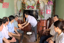 Huyện Vĩnh Lộc tặng hơn 6.000 suất quà cho các gia đình chính sách, người có công