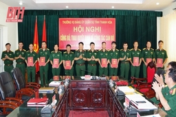 Đảng ủy Quân sự tỉnh Thanh Hóa trao quyết định về công tác cán bộ