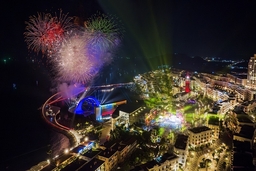Phú Quốc: Hàng chục ngàn người đổ về Sunset Town ngắm pháo hoa, “đi chợ” đầu năm mới