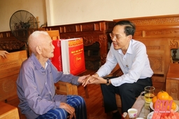 Phó Chủ tịch UBND tỉnh Đầu Thanh Tùng thăm, tặng quà cựu chiến sĩ Điện Biên, thân nhân liệt sĩ, cựu TNXP, dân công hỏa tuyến tại huyện Đông Sơn