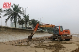 Huy động nhân lực, máy móc thu dọn bãi đá tại biển Hải Tiến