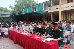 Tặng quà thân nhân liệt sĩ hy sinh trong chiến dịch Điện Biên Phủ