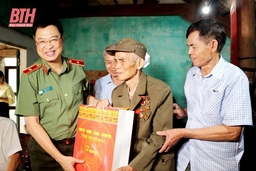 Thiếu tướng, Giám đốc Công an tỉnh Trần Phú Hà thăm, tặng quà các gia đình chính sách tại huyện Yên Định 