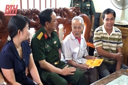 Chỉ huy trưởng Bộ Chỉ huy quân sự tỉnh thăm, tặng quà chiến sĩ Điện Biên tại huyện Vĩnh Lộc