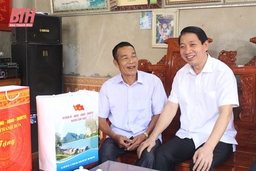Phó Chủ tịch UBND tỉnh Lê Đức Giang thăm, tặng quà chiến sĩ Điện Biên tại Cẩm Thủy và Như Xuân