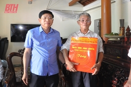 Bí thư Đảng ủy Khối Cơ quan và Doanh nghiệp tỉnh thăm, tặng quà đối tượng chính sách tại huyện Như Thanh