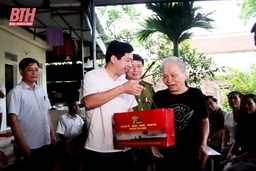 Thăm, tặng quà tri ân 106 gia đình chính sách, thân nhân liệt sĩ tham gia Chiến dịch Điện Biên phủ