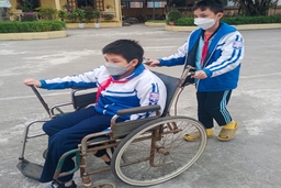 Hỗ trợ học bổng cho thanh niên, thiếu niên khuyết tật sử dụng xe lăn trên địa bàn tỉnh