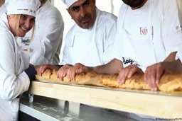Kỷ lục Guinness mới về chiếc bánh mỳ baguette dài nhất thế giới