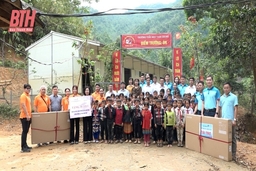 Trao tặng tivi cho các điểm trường khó khăn huyện Mường Lát