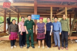 Trao hỗ trợ kinh phí 100 triệu đồng xây mái ấm tình thương cho phụ nữ đặc biệt khó khăn xã Tam Chung