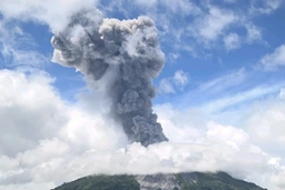 Indonesia sơ tán hàng trăm người gần khu vực núi lửa Ibu đang phun trào