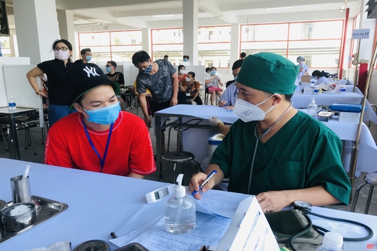 Gần 20.000 công nhân Khu công nghiệp Hoàng Long và Lễ Môn được tiêm vắc xin phòng COVID-19
