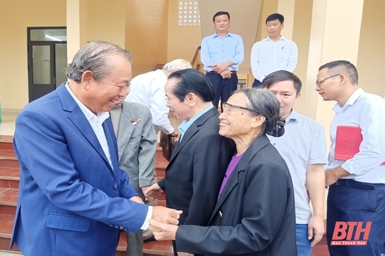 Nguyên Phó Thủ tướng Thường trực Chính phủ Trương Hòa Bình thăm và tặng quà tại Công ty TNHH hai thành viên Lam Sơn