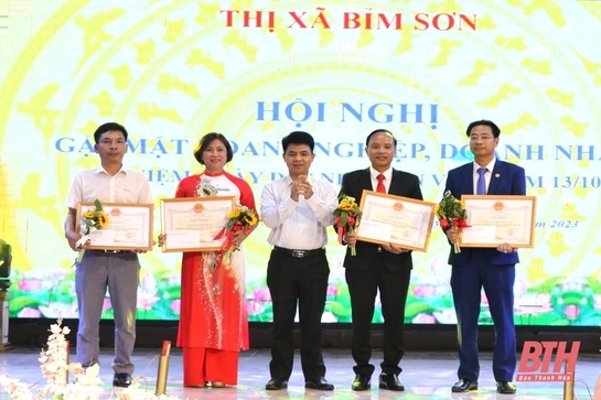 Thị xã Bỉm Sơn tôn vinh các tập thể, cá nhân nhân Ngày Doanh nhân Việt Nam