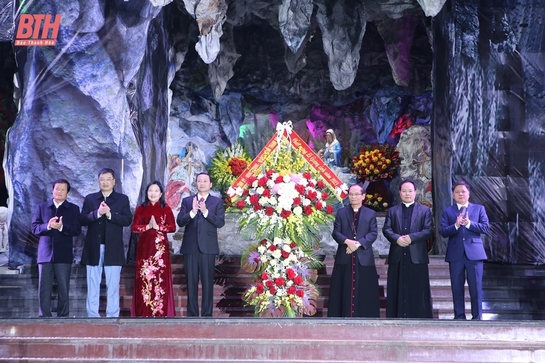 Chủ tịch UBND tỉnh Đỗ Minh Tuấn chung vui, chúc mừng Giáo phận Thanh Hóa và đồng bào Công giáo nhân dịp đón Giáng sinh năm 2023