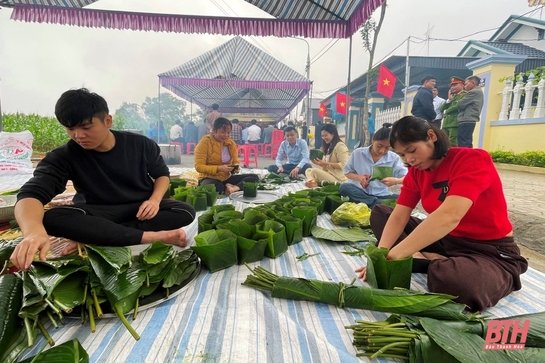 Đem bánh chưng xanh và tết an lành đến cho người dân thôn Lam Đạt