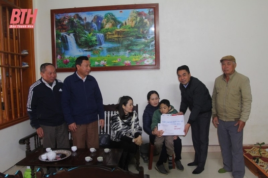 Liên minh HTX Thanh Hóa thăm, tặng quà thành viên có hoàn cảnh khó khăn