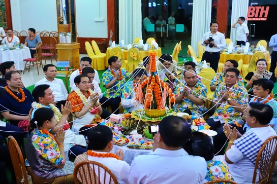 Đoàn Đại biểu cấp cao tỉnh Thanh Hóa dự Lễ buộc chỉ cổ tay – nét đẹp văn hóa truyền thống của người Lào