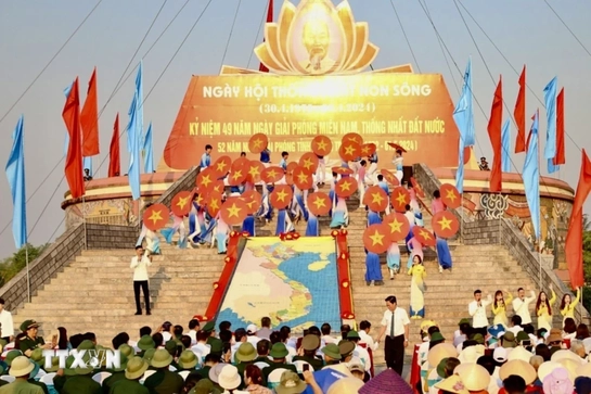 Quảng Trị: Lễ Thượng cờ “Thống nhất non sông” tại Đôi bờ Hiền Lương-Bến Hải