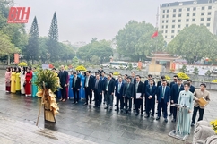 Tổng Công ty CP Hợp Lực dâng hương tưởng niệm Chủ tịch Hồ Chí Minh và các giáo viên, học sinh hy sinh trên công trường đắp đê sông Mã